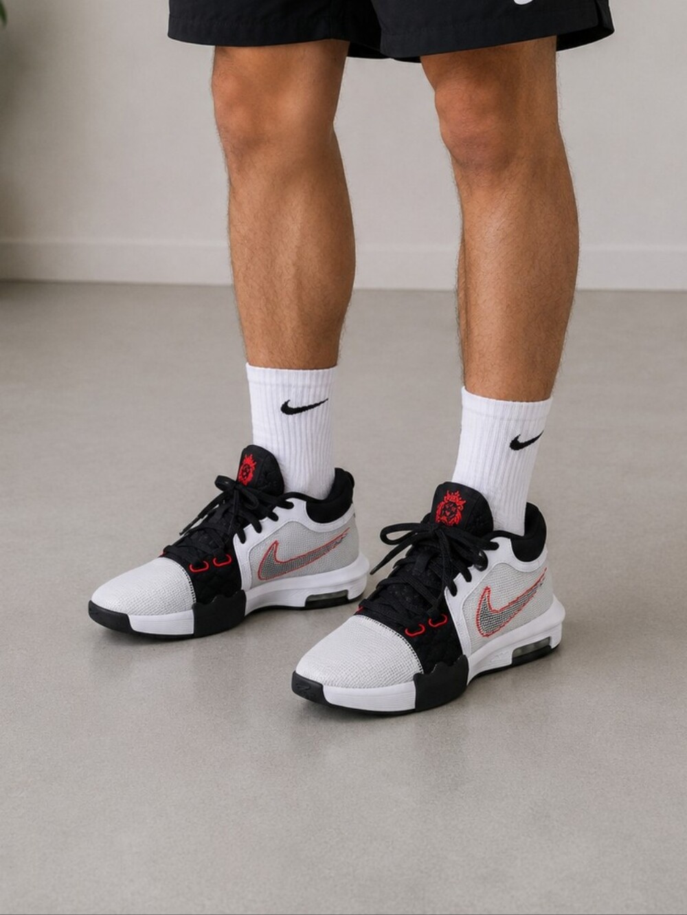 Nike LeBron Witness 8 Basketball Shoes White Black Red Men's Size 7.5 New In Box